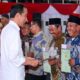 Presiden melakukan penyerahan sertifikat tanah untuk rakyat yang digelar di Gelanggang Olahraga (GOR) Delta, Kabupaten Sidoarjo, Provinsi Jawa Timur, pada Rabu (27/12/2023). (Foto: Muchlis Jr/BPMI Setpres)