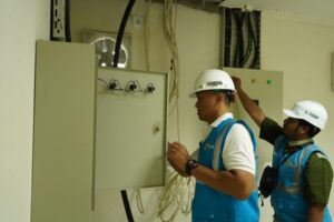 Petugas mengecek kondisi listrik. (Foto: Dok. PLN UID Sumbar)