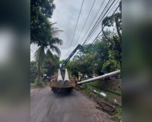 Petugas melakukan penggantian tiang dan kabel listrik pasca pemadaman listrik di kawasan Jati pada Kamis (14/12/2023) pagi. (Foto: Dok. PLN UID Sumbar)