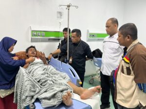 Direktur Politeknik Negeri Padang (PNP), Surfa Yondri membezuk salah satu mahasiswa yang terdampak erupsi Gunung Marapi. (Foto: Dok. Istimewa/Fajri Arianto)