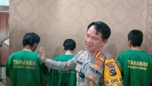 Kapolresta Padang, Kombes Ferry Harahap menunjukkan pelaku rudapaksa terhadap anak di bawah umur. (Foto: Dok. Radarsumbar.com)