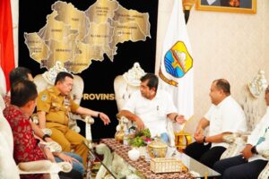 Pertemuan direksi PTPN IV dengan Gubernur Jambi, Al Haris dan jajaran. (Foto: Dok. PTPN)