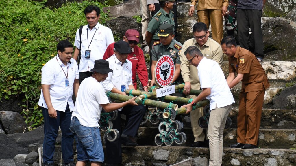 Penempatan reservat ikan bilih di Danau Singkarak oleh PT Semen Padang. (dok. istimewa)