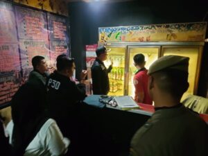 Petugas merazia lokasi hiburan dan malam mengecek status izin minuman keras beralkohol di Kota Padang pada Senin (18/12/2023) malam. (Foto: Dok. Satpol PP Padang)