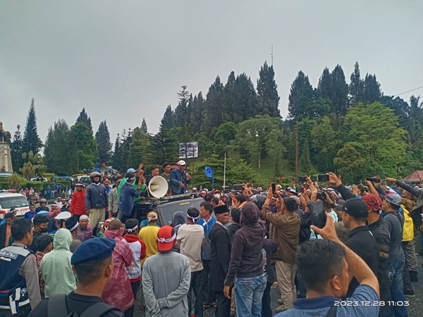 Aksi unjuk rasa di Kompleks Pemerintahan Kabupaten Solok. (Foto: Dok. Istimewa)