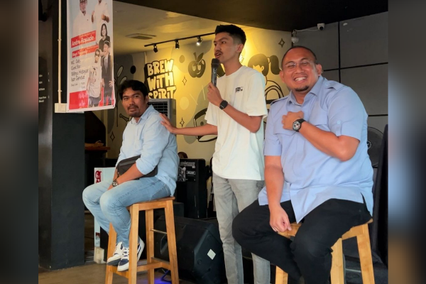 Ketua Tidar Sumbar, Megri Fernando (kiri) dan Ketua DPD Partai Gerindra Sumbar, Andre Rosiade (kanan) diroasting oleh Komika asal Sumbar, Wahyu Hidayat (tengah). (Foto: Dok. Tim AR)