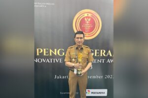 Wakil Wali Kota (Wawako) Padang sisa masa jabatan 2018-2023, Ekos Albar menerima penghargaan untuk Pemko Padang dari Kemendagri. (Foto: Dok. Istimewa)