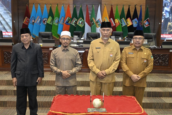 Dari kiri ke kanan: Wakil Ketua DPRD Sumbar, Suwirpen Suib dan Irsyad Syafar, Gubernur Sumbar, Mahyeldi dan Sekretaris Daerah (Sekda) Sumbar, Hansastri Matondang. (Foto: Dok. Adpim)