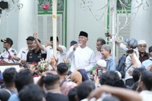Gubernur Sumbar, Manyeldi ikut tradisi serak gulo di Padang. (Foto: Dok. Adpim)