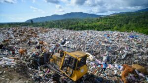 Tumpukan sampah yang di Tempat Pembuangan Akhir (TPA) Air Dingin, Padang, Sumatera Barat, Sabtu (14/1/2023). ANTARA FOTO/Iggoy el Fitra