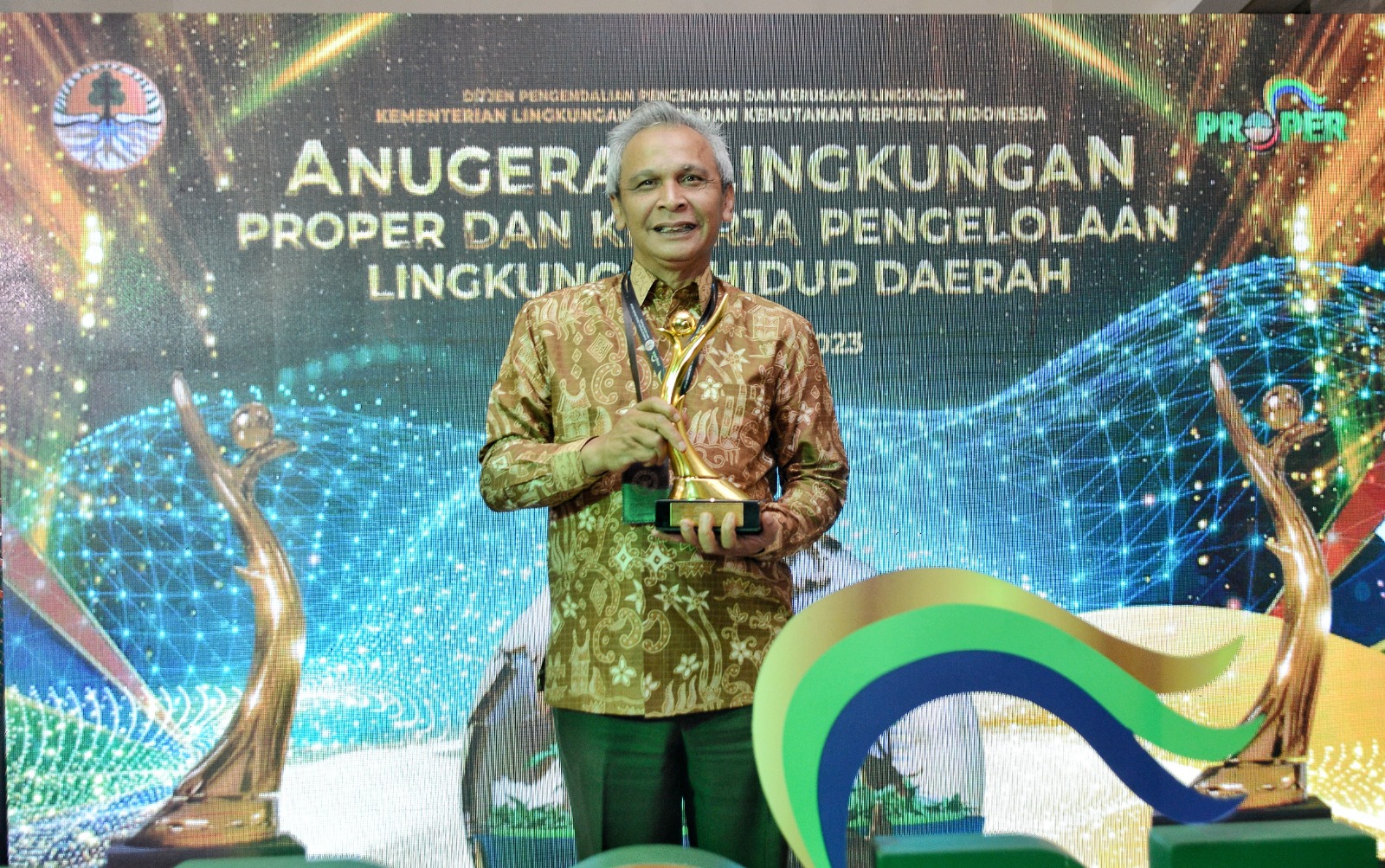 Dirut PT Semen Padang Asri Mukhtar Dt Tumangguang Basa menerima PROPER Emas 2023 dari  Kementerian Lingkungan Hidup Dan Kehutanan. (dok. Humas)