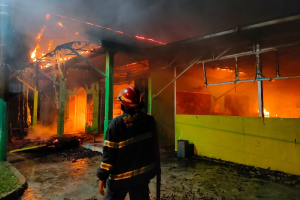 Kebakaran menghanguskan Ponpes Tahfiz Nurul Qur'an pada Selasa (2/4/2023) malam. (Foto: Dok. Dinas Damkar Padang)