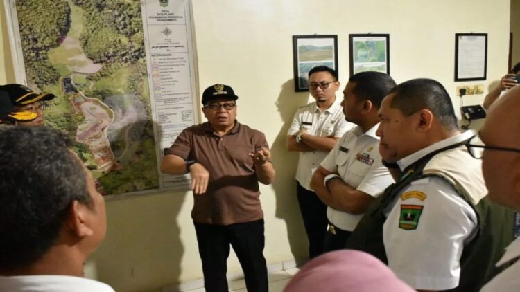 Pj Wali Kota Payakumbuh Jasman saat berdiskusi dengan Wagub Sumbar Audy Joinaldy terkait lokasi TPA Kota Payakumbuh. Antara/HO-Pemko Payakumbuh