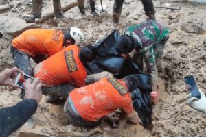 Evakuasi korban tertimbun longsor di Solok Selatan. (Foto: Dok. Basarnas)