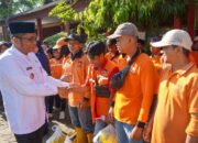 Petugas Kebersihan di Padang Terima Bantuan Sembako dari Wali Kota