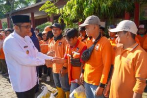 Wali Kota Padang, Hendri Septa (baju putih) menyerahkan paket sembako kepada petugas kebersihan. (Foto: Dok. Prokopim)