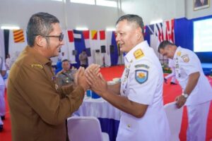 Wali Kota Padang, Hendri Septa menyalami Danlatamal II Padang, Laksamana Pertama TNI Syufenri. (Foto: Dok. Prokopim)