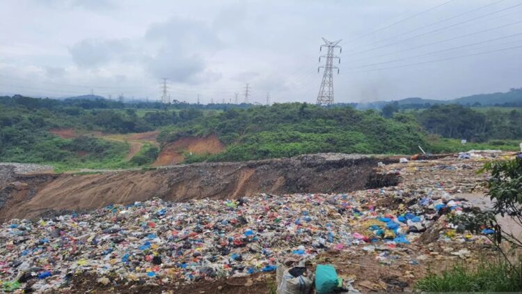 TPA Regional Payakumbuh yang sudah over kapasitas longsor pada 20 Desember 2023. (ANTARA/Miko Elfisha)