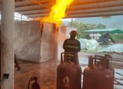 Kebakaran Mesin Briket Pabrik di Padang, Damkar Kerahkan 4 Armada Padamkan Api