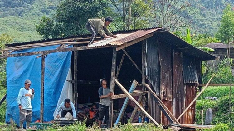 Tim BPBD Kabupaten Solok bersama warga setempat saat membangun rumah darurat untuk korban terdampak longsor di Kecamatan Pantai Cermin, Kabupaten Solok, Sumatera Barat (ANTARA/HO-BPBD Kabupaten Solok)