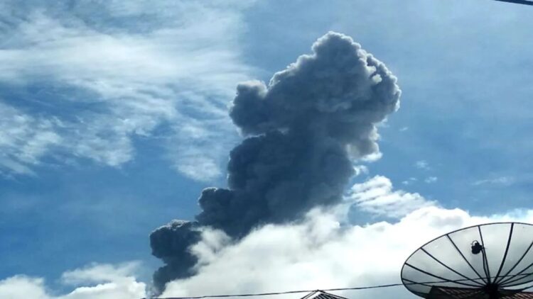 Gunung Marapi mengalami erupsi pada Jumat (19/01) pada 10.14 WIB dengan ketinggian abu vulkanik mencapai 500 meter (Antara/HO-Dokumen Pribadi)