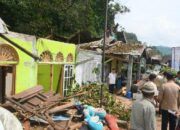 Hendri Septa Serahkan Bantuan bagi Korban Pohon Tumbang di Gates Padang, Segini Nominalnya