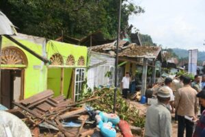Kondisi rumah warga yang hancur usai terkena pohon tumbang di kawasan Gates Nan XX, Kecamatan Lubuk Begalung. (Foto: Dok. Prokopim)