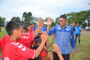 Wali Kota Padang, Hendri Septa bertemu dengan anak-anak SSB peserta Opel Cup I 2024. (Foto: Dok. Prokopim)