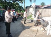 Pohon Tumbang di Padang Hantam Gerbang Perumahan hingga Roboh