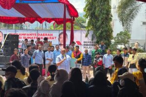Ketua Tim Kampanye Daerah (TKD) Prabowo-Gibran di Sumatera Barat (Sumbar), H Andre Rosiade menerima lampiran tuntutan dari Aliansi Mahasiswa Sumbar yang ditujukan kepada pasangan Prabowo-Gibran. (Foto: Dok. Tim AR)