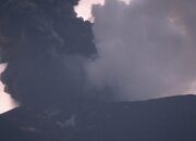 Dentuman Keras dan Hujan Abu Vulkanik Terjadi saat Erupsi Marapi