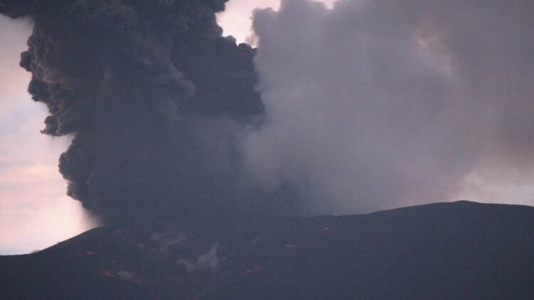 Erupsi Gunung Marapi melontarkan material pijar berwarna kemerahan yang dipotret dari Nagari Bukik Batabuah, Kecamatan Canduang, Kabupaten Agam, Ahad (14/1/2024). (ANTARA/Muhammad Zulfikar)