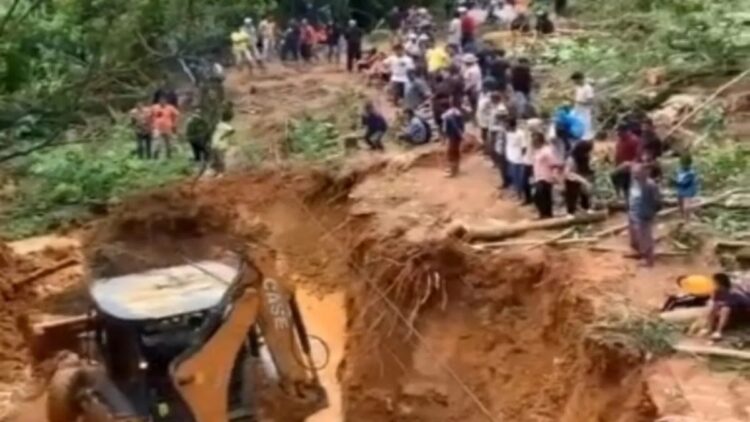 Alat berat membersihkan material longsor di jalan Nasional Padang-Kerinci. Antara/HO/Warga