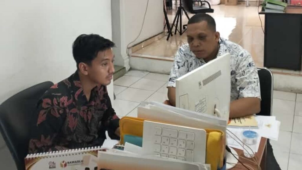 Ismail Novendra membuat laporan ke Bawaslu Padang. (dok. istimewa)