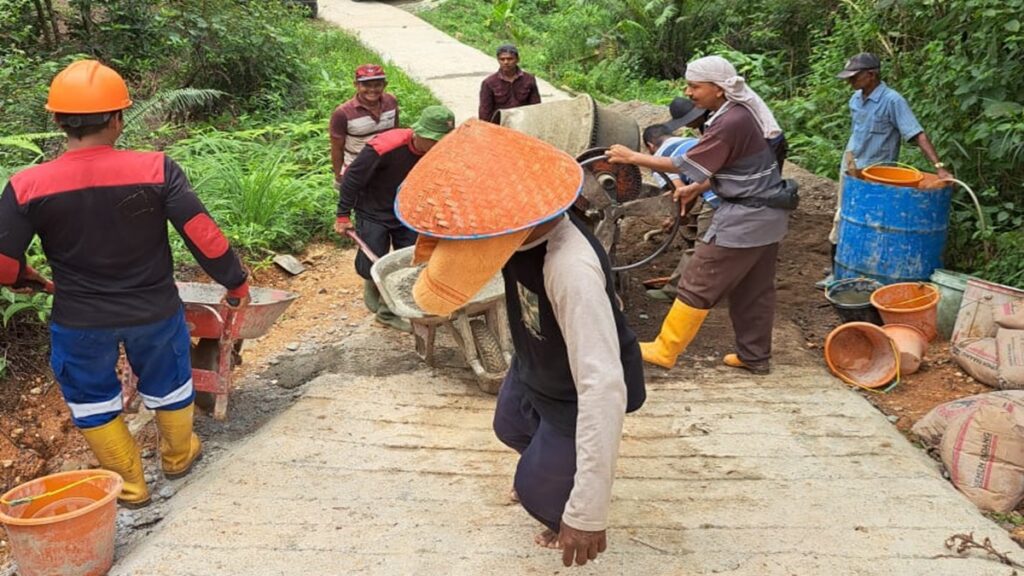 Semen Padang betonisasi jalan di Ulu Gadut. (dok. Humas)