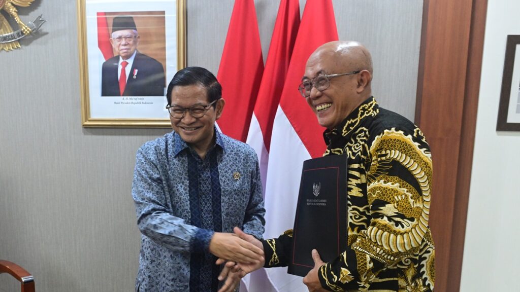 Seskab Pramono Anung menyerahkan DIPA 2024 Setkab kepada Deputi Bidang Administrasi Farid Utomo, di Gedung III Kemensetneg, Jakarta, Kamis (11/01/2024) siang. (Dok. Setkab)