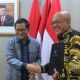 Seskab Pramono Anung menyerahkan DIPA 2024 Setkab kepada Deputi Bidang Administrasi Farid Utomo, di Gedung III Kemensetneg, Jakarta, Kamis (11/01/2024) siang. (Dok. Setkab)