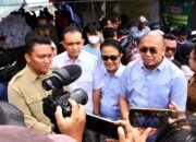 Kunjungi Posko Erupsi Marapi, Andre Rosiade Bantu Dapur Umum Rp25 Juta dan Sembako