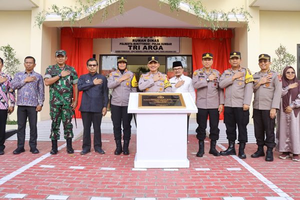 Peresmian rumah dinas bersusun untuk anggota Polri yang bertugas di Polresta Bukittinggi. (Foto: Dok. Polda Sumbar)