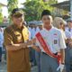 Penyerahan e-KTP kepada pelajar SMKN 8 Padang oleh Wali Kota Padang, Hendri Septa. (Foto: Dok. Prokopim)