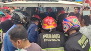 Petugas Dinas Damkar Kota Padang ikut mengevakuasi pasien SPH ke rumah sakit lain pasca ledakan yang terjadi pada Selasa (30/1/2024) sore. (Foto: Dok. Dinas Damkar Kota Padang)