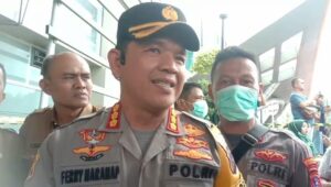 Kapolresta Padang, Kombes Ferry Harahap memberikan penjelasan ke awak media pasca ledakan yang terjadi di Semen Padang Hospital (SPH) pada Selasa (30/1/2024) sore. (Foto: Dok. Istimewa)