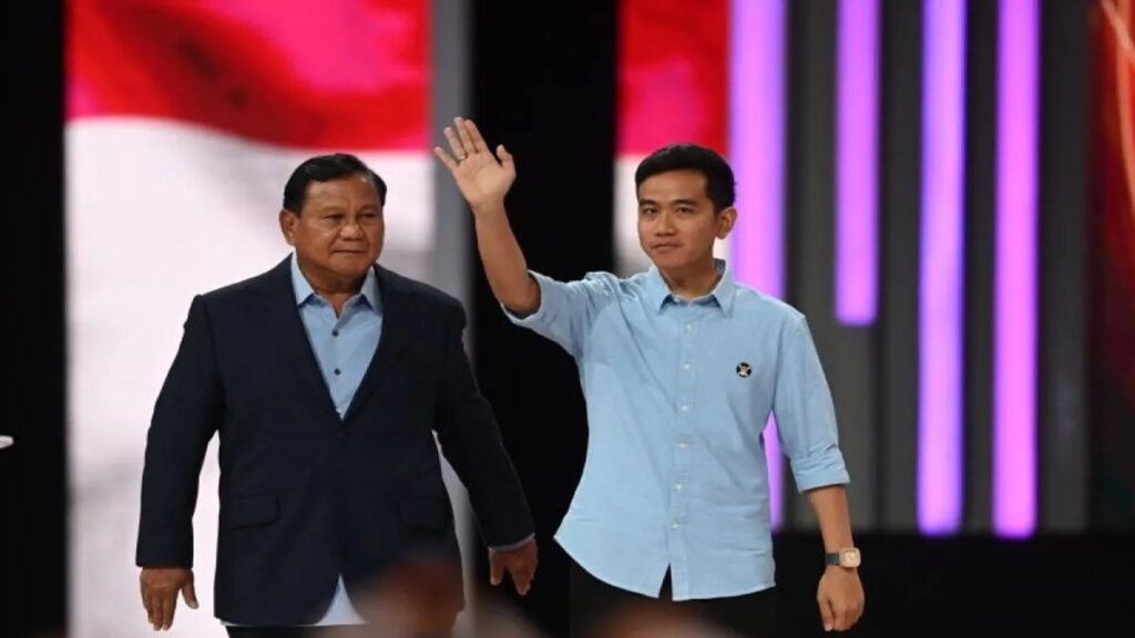 Capres-cawapres nomor urut 2 Prabowo Subianto (kiri) dan Gibran Rakabuming Raka (kanan) tiba di lokasi Debat Keempat Pilpres 2024 di Jakarta Convention Center (JCC), Jakarta, Minggu (21/1/2024). ANTARA FOTO//M Risyal Hidayat/tom.