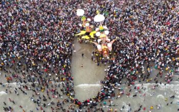 Foto udara dua tabuik menjelang dibuang ke laut saat puncak Pesona Hoyak Tabuik Piaman 2023 di Pantai Gandoriah, Pariaman, Sumatera Barat, Minggu (30/7/2023). (ANTARA FOTO/Iggoy el Fitra/foc.)