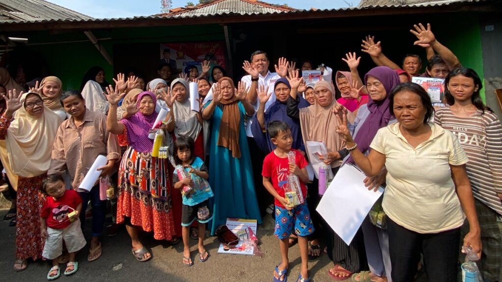 Bang Levi yang tak kenal lelah mendatangi dan berbaur bersama masyarakat. (dok. istimewa)