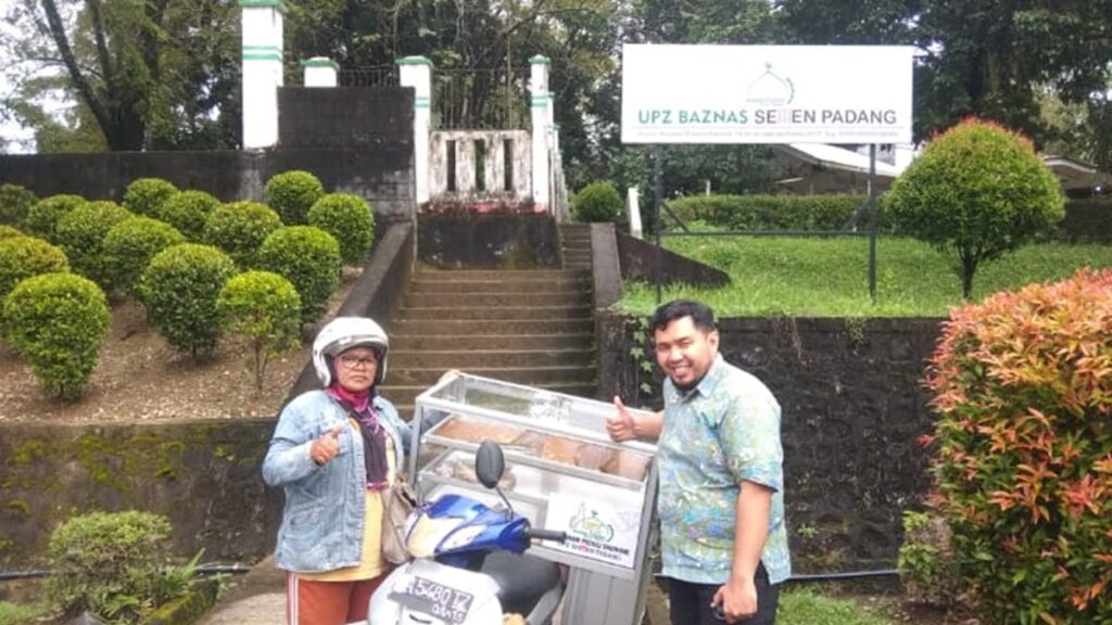 Bantuan dari UPZ Baznas Semen Padang untuk pedagang. (dok. Humas)