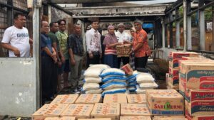 Bantuan sembako Semen Padang untuk korban kebakaran di Pampangan. (dok. istimewa)