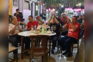 Dunsanak Bang Levi jadi saksi kemenangan Semen Padang FC atas PSMS Medan dalam kegiatan 'Nonton Basamo' yang digelar pada Rabu (17/1/2024) malam. (Foto: Dok. Istimewa)