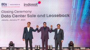 Dari kiri ke kanan: President Director and Chief Executive Officer Indosat Ooredoo Hutchison, Vikram Sinha (tengah), Mayank Srivastava, Chief Executive Officer BDx (kiri) dan Harsh Agrawal, Senior Partner I Squared Capital (kanan). (Foto: Dok. IOH)