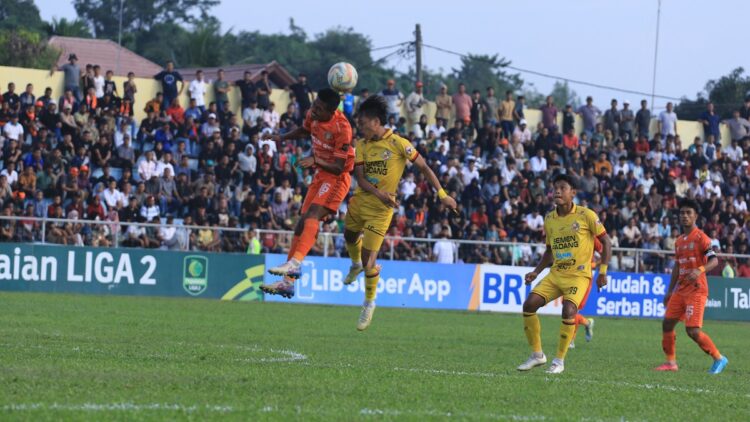 Sayap Semen Padang FC Firman Juliansyah berebut bola dengan pemain Persiraja. (dok. semenpadangfc)